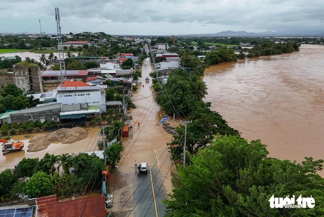 Dù nước đã rút hơn 1m nhưng khu vực Ninh Quý, ven sông Dinh Phan Rang vẫn bị ngập sâu. Dù nước đã rút hơn 1m nhưng khu vực Ninh Quý, ven sông Dinh Phan Rang vẫn bị ngập sâu.