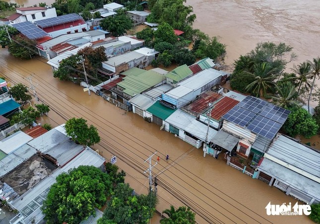 Hàng ngàn nhà dân ở Ninh Quý vẫn chìm trong nước.