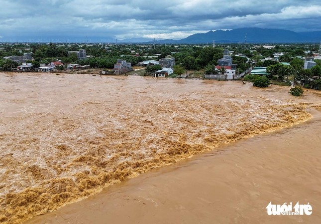 Dòng lũ hung dữ chảy qua đập Lâm Cấm vẫn trên báo động 3.