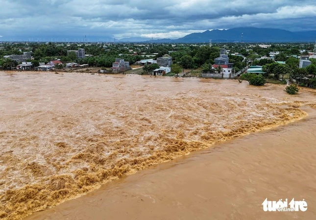 Dòng lũ hung dữ chảy qua đập Lâm Cấm vẫn trên báo động 3. Dòng lũ hung dữ chảy qua đập Lâm Cấm vẫn trên báo động 3.
