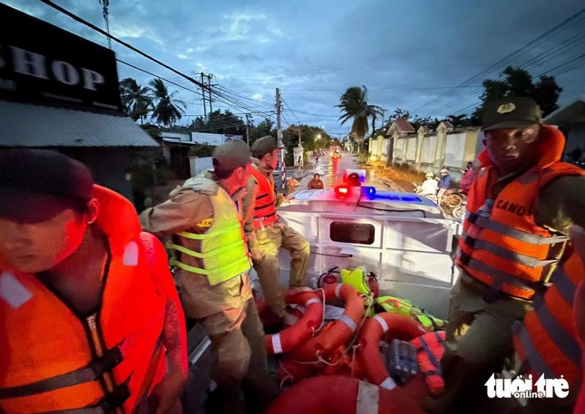 Đến 18h, lực lượng chức năng vẫn dùng xe chuyên dụng để ứng cứu, tiếp tế cho hàng trăm hộ dân tại khu vực Ninh Quý.