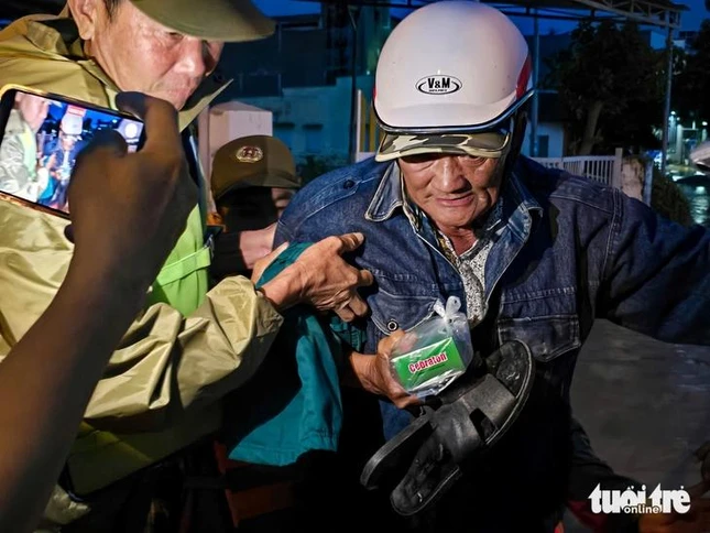 Người dân vẫn tiếp tục đối mặt với lũ lớn trong đêm nay Người dân vẫn tiếp tục đối mặt với lũ lớn trong đêm nay