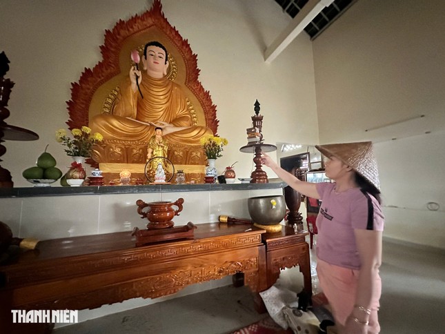 Bà Hồng kể lại những ngày người dân thôn Mỹ Xuân 1 đến chùa, leo bàn thờ tránh lũ