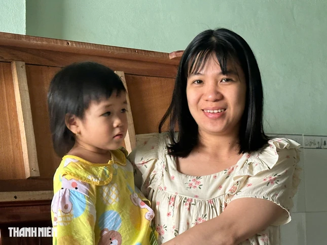 Chị Phượng đang mang thai may mắn được cứu ra khỏi vùng lũ