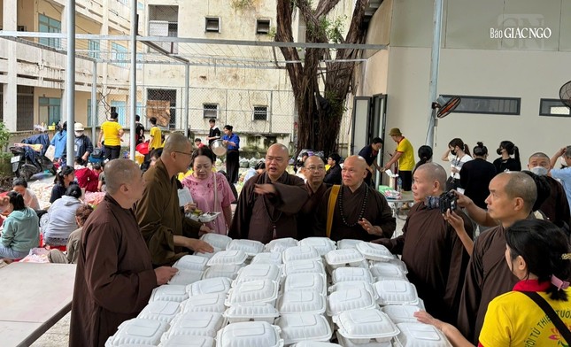 Ngày 23-11, Ban Từ thiện xã hội GHPGVN TP.HCM đã tổ chức đồng loạt 3 bếp ăn dã chiến phục vụ bà con tại tỉnh Khánh Hòa, mỗi ngày 10.000 - 15.000 phần Ngày 23-11, Ban Từ thiện xã hội GHPGVN TP.HCM đã tổ chức đồng loạt 3 bếp ăn dã chiến phục vụ bà con tại tỉnh Khánh Hòa, mỗi ngày 10.000 - 15.000 phần