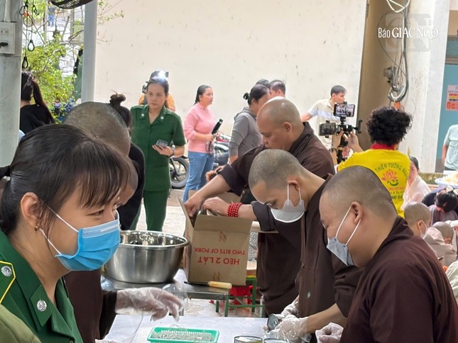 3 bếp dã chiến với hơn 100 nhân sự, tình nguyện tham gia phục vụ