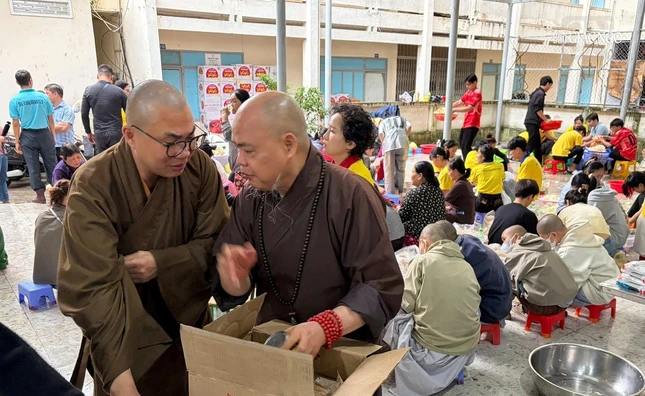 Thượng tọa Thích Thanh Phong và Đại đức Thích Minh Phú tại bếp dã chiến Trường Đại học Nha Trang