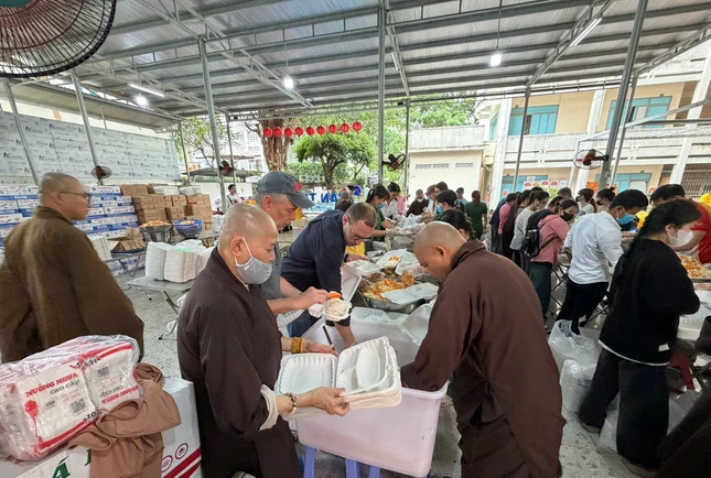 Ni sư Thích nữ Huệ Tuyến trực tiếp làm việc tại bếp dã chiến