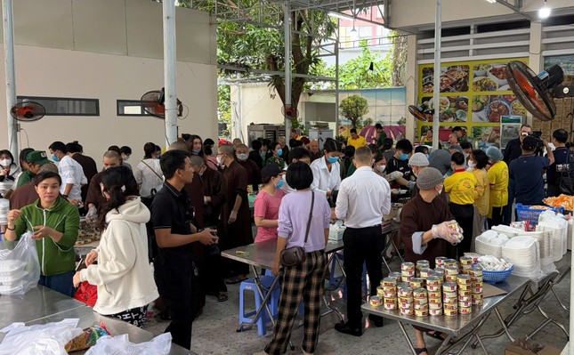 Không khí khẩn trương ở các bếp dã chiến phục vụ bà con vùng lũ lụt tại tỉnh Khánh Hòa trong sáng nổi lửa đầu tiên, 23-11-2025