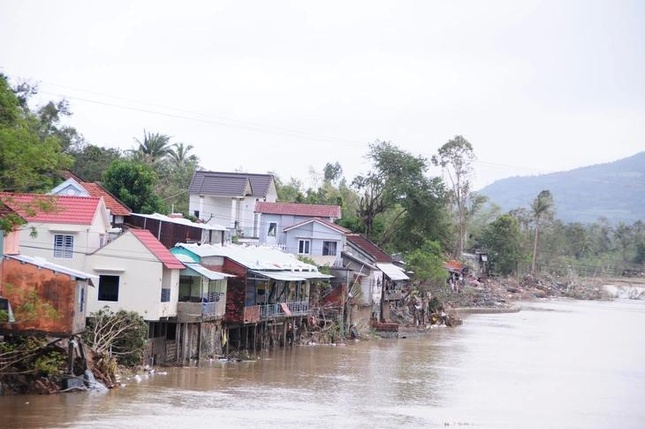 Nhà dân ở thôn Văn Đức hư hại sau lũ lớn - Ảnh: B.D