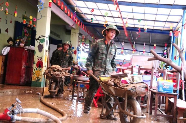 Bộ đội Trung đoàn 95, Sư đoàn 2 dọn bùn ở Tuy An Đông - Ảnh: B.D