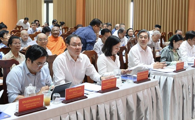 Phó Bí thư Thành ủy, Chủ tịch Ủy ban Mặt trận Tổ quốc Việt Nam TP.HCM Nguyễn Phước Lộc (thứ tư từ trái qua) chủ trì và các đại biểu tham dự hội nghị - Ảnh: Tự Trung