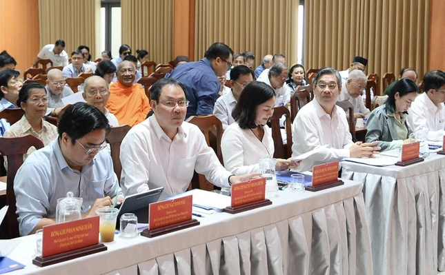 Phó Bí thư Thành ủy, Chủ tịch Ủy ban Mặt trận Tổ quốc Việt Nam TP.HCM Nguyễn Phước Lộc (thứ tư từ trái qua) chủ trì và các đại biểu tham dự hội nghị - Ảnh: Tự Trung Phó Bí thư Thành ủy, Chủ tịch Ủy ban Mặt trận Tổ quốc Việt Nam TP.HCM Nguyễn Phước Lộc (thứ tư từ trái qua) chủ trì và các đại biểu tham dự hội nghị - Ảnh: Tự Trung