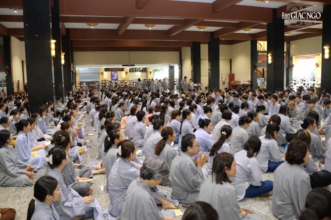 Hơn 1.000 người đến chùa phát nguyện quy y Tam bảo