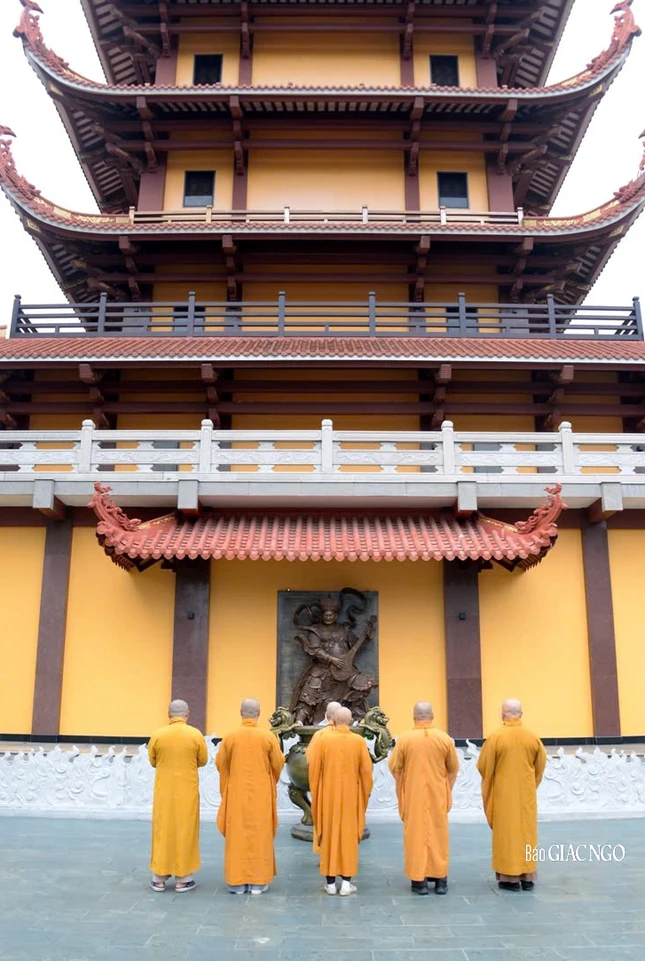 Trước tháp Đa Bảo, nơi tôn trí xá-lợi Trái tim Bồ-tát Thích Quảng Đức - Ảnh: Bảo Toàn