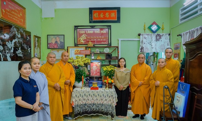 Ban Biên tập và đại diện các phòng, ban đến tưởng niệm chư vị giáo phẩm, cư sĩ lãnh đạo tiền nhiệm đã viên tịch, trong tinh thần tri ân trước thềm Lễ kỷ niệm 50 năm ngày Báo Giác Ngộ ra số đầu tiên Ban Biên tập và đại diện các phòng, ban đến tưởng niệm chư vị giáo phẩm, cư sĩ lãnh đạo tiền nhiệm đã viên tịch, trong tinh thần tri ân trước thềm Lễ kỷ niệm 50 năm ngày Báo Giác Ngộ ra số đầu tiên