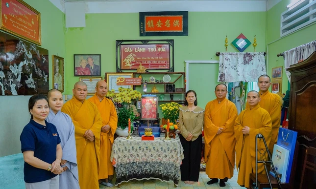 Ban Biên tập và đại diện các phòng, ban đến tưởng niệm chư vị giáo phẩm, cư sĩ lãnh đạo tiền nhiệm đã viên tịch, trong tinh thần tri ân trước thềm Lễ kỷ niệm 50 năm ngày Báo Giác Ngộ ra số đầu tiên Ban Biên tập và đại diện các phòng, ban đến tưởng niệm chư vị giáo phẩm, cư sĩ lãnh đạo tiền nhiệm đã viên tịch, trong tinh thần tri ân trước thềm Lễ kỷ niệm 50 năm ngày Báo Giác Ngộ ra số đầu tiên