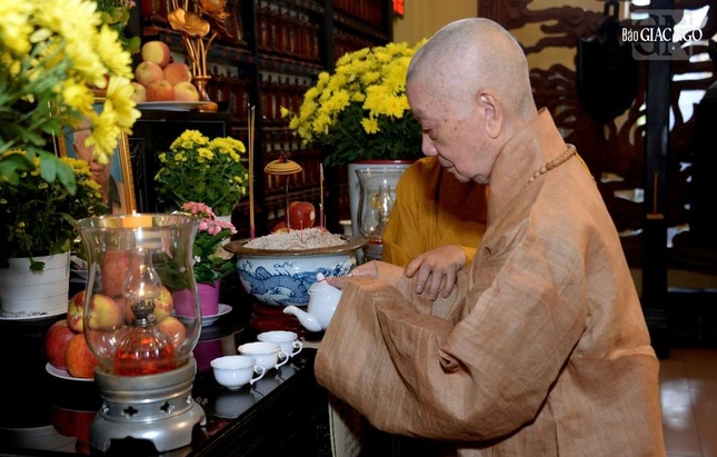 Châm trà mời bạn cũ