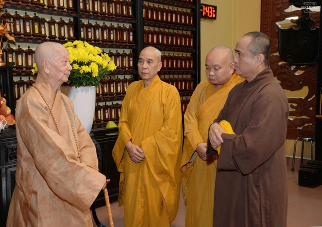 Đại lão Hòa thượng chia sẻ về môi trường đào tạo Tăng tài Phật học đường Nam Việt và các học Tăng đồng học, trong đó có Thầy Long Nguyệt - một trong những vị được quý Hòa thượng Ban Giám đốc chọn gởi sang Nhật Bản để du học