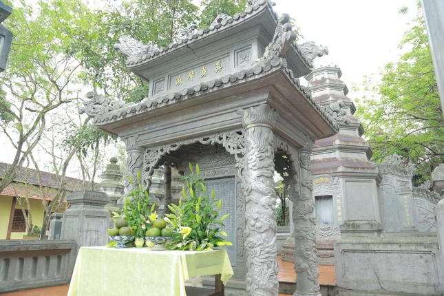 Bảo tháp Trưởng lão Hòa thượng Thích Hưng Dụng trong khuôn viên tổ đình Kim Tiên