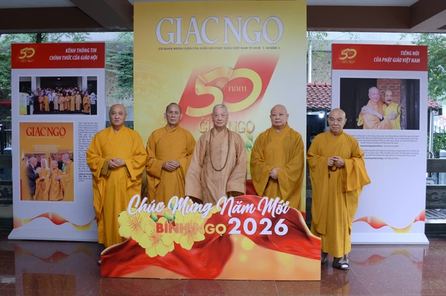 Đức Pháp chủ và Hòa thượng Thích Lệ Trang, Hòa thượng Thích Thiện Thống, Hòa thượng Thích Huệ Thông, Hòa thượng Thích Nhựt Hỷ tại không gian chụp ảnh lưu niệm - Ảnh: Bảo Toàn