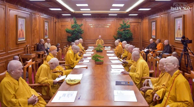 Quang cảnh Hội nghị Ban Thường trực Hội đồng Chứng minh GHPGVN tại Văn phòng Đức Pháp chủ ngày 28-12-2025