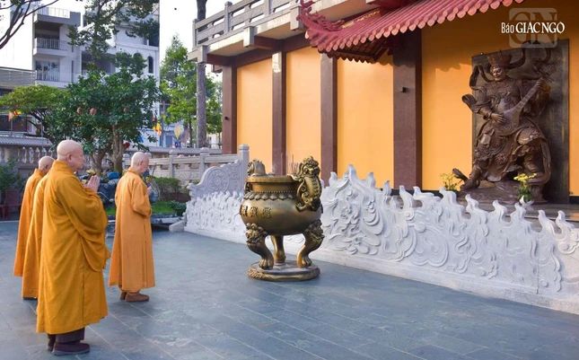 Đức Pháp chủ và chư vị Trưởng lão dâng hương cầu nguyện trước tháp Đa Bảo