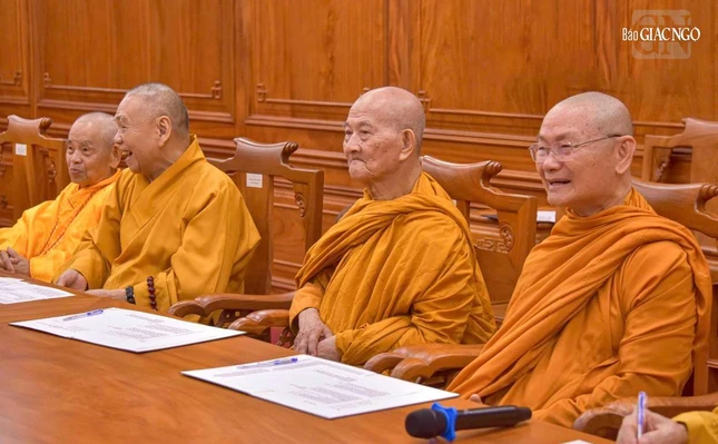 Trưởng lão Hòa thượng Viên Minh, Trưởng lão Hòa thượng Giác Giới, Trưởng lão Hòa thượng Thích Thiện Pháp, Trưởng lão Hòa thượng Thích Đức Thanh (từ phải sang)