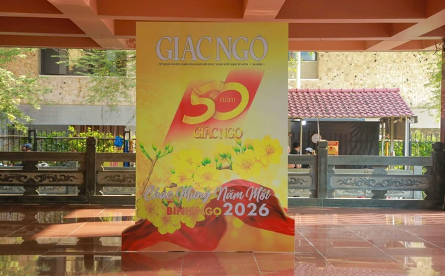 Nơi "check-in" với bìa 1 Báo Giác Ngộ 50 năm - quét QR code nhận ảnh lưu niệm tức thì - Ảnh: Nguyên Tài