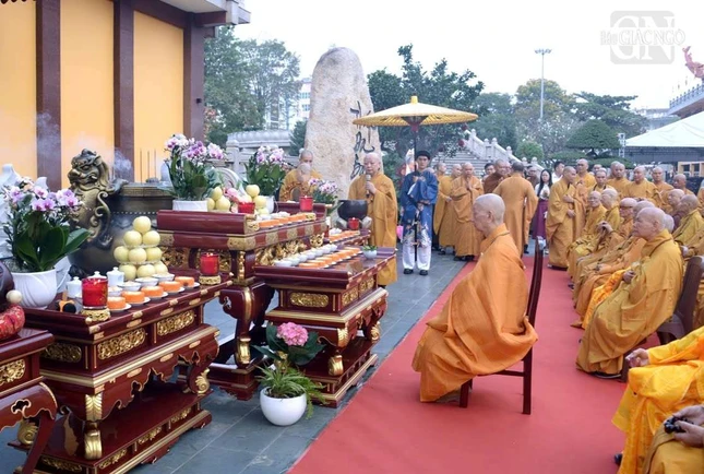 Trước tháp Đa Bảo