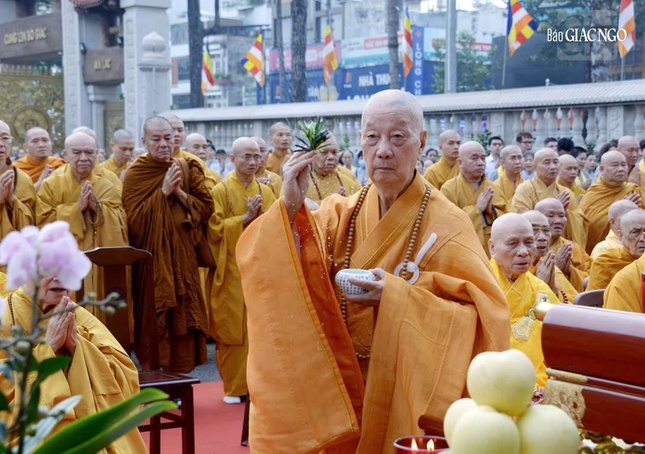 Đức Pháp chủ cử hành nghi thức sái tịnh