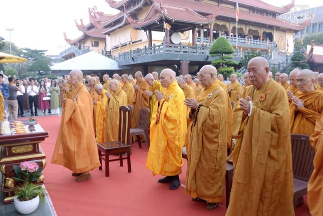 Chư tôn Trưởng lão từ các tỉnh, thành trên cả nước về tham dự Lễ an vị vĩnh viễn xá-lợi Trái tim Bồ-tát Thích Quảng Đức tại tháp Đa Bảo - công trình kỷ niệm Pháp nạn 1963 trong khuôn viên Việt Nam Quốc Tự