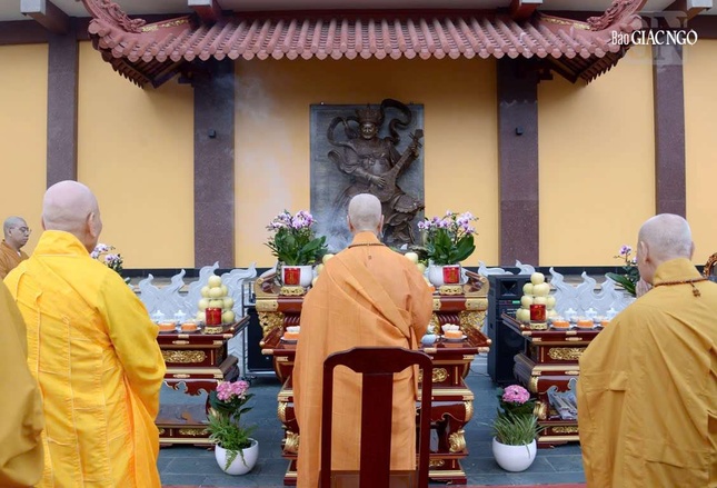 Hướng về bảo tháp