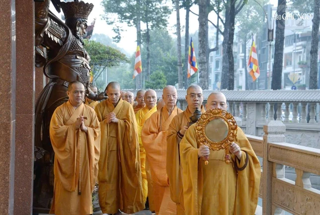 Chư tôn Trưởng lão hữu nhiễu bảo tháp