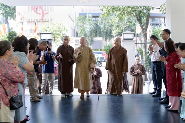 Đức Pháp chủ quang lâm trụ sở tòa soạn Báo Giác Ngộ thăm nhân dịp kỷ niệm 50 năm thành lập, xuất bản số đầu tiên