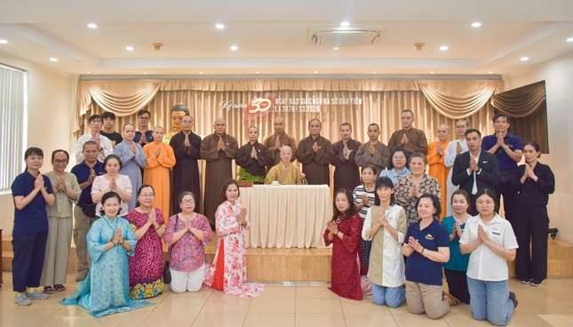 Đức Pháp chủ lân mẫn với Ban Biên tập, nhân viên Báo Giác Ngộ