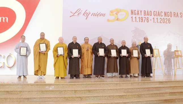Thượng tọa Thích Tâm Hải trao Thư tri ân đến chư tôn đức đại diện các đơn vị, tự viện tại Lễ kỷ niệm 50 năm ngày Báo Giác Ngộ ra số đầu tiên - Ảnh: Bảo Toàn