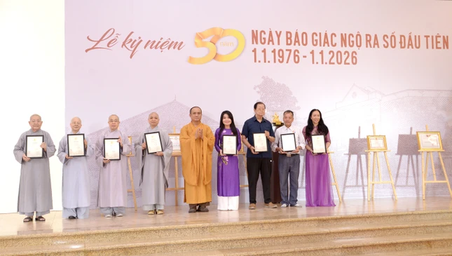 Tri ân chư Ni và các đơn vị đồng hành cùng Báo Giác Ngộ - Ảnh: Bảo Toàn