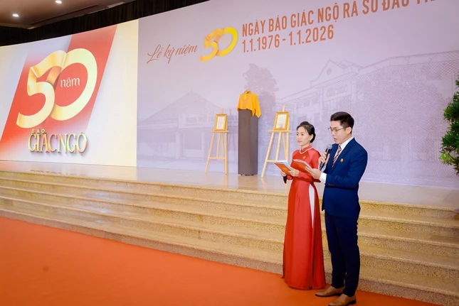 Dẫn chương trình chính thức tại Lễ kỷ niệm 50 năm Báo Giác Ngộ ra số đầu tiên: Trúc Giang và Vĩnh Hồ - Ảnh: Bảo Toàn