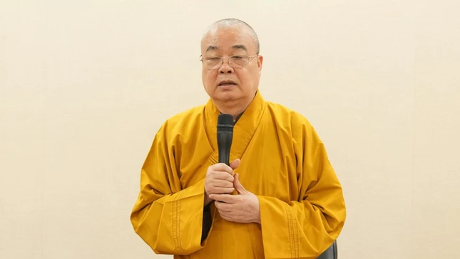 Trưởng lão Hòa thượng Thích Thanh Nhiễu chủ trì buổi họp