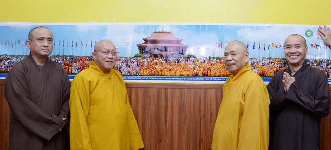 Ban Thông tin - Truyền thông GHPGVN TP.HCM tặng bức ảnh tập thể các đại biểu tham dự Đại lễ Vesak 2025 tại TP.HCM dài 3 mét