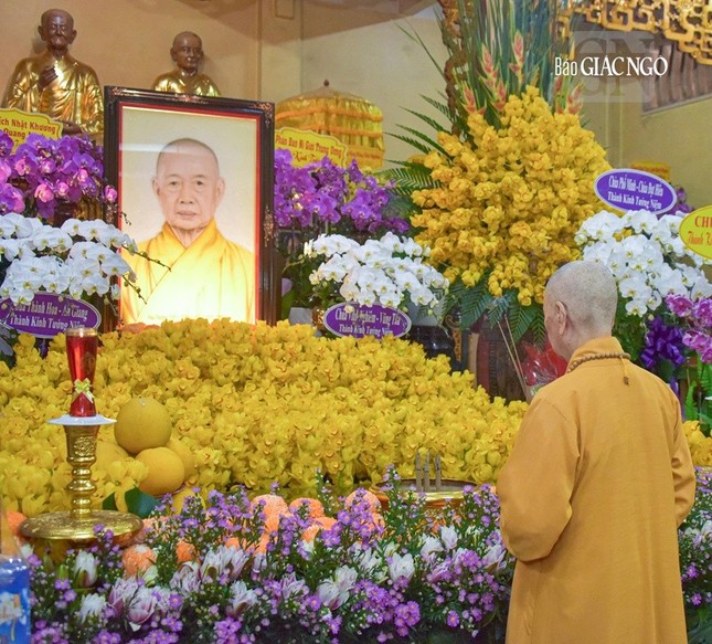 Trước di ảnh Trưởng lão Hòa thượng Thích Thanh Kiểm tại tổ đường chùa Vĩnh Nghiêm