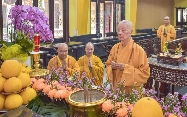 Đức Pháp chủ mặc niệm