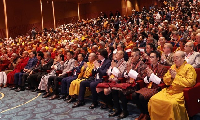 Trưởng lão Hòa thượng Thích Thanh Nhiễu dẫn đoàn phái đoàn GHPGVN tham dự sự kiện này