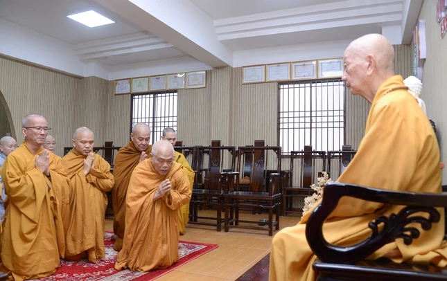 Hòa thượng Thích Giác Toàn khánh tuế Đức Pháp chủ theo nghi lễ thiền môn