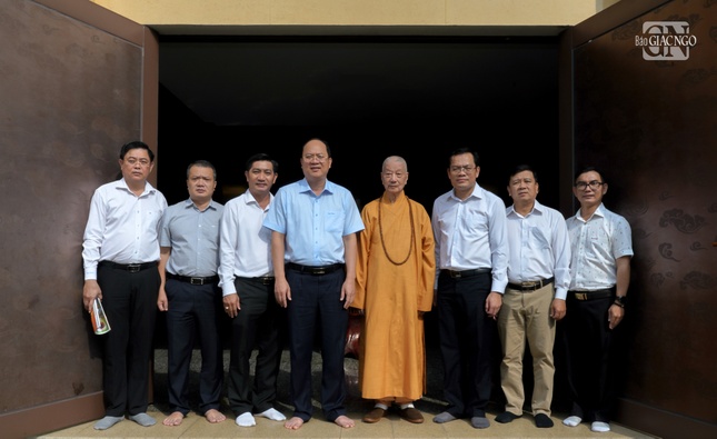 Phái đoàn lãnh đạo tỉnh Cà Mau thăm, chúc Tết Đức Pháp chủ GHPGVN