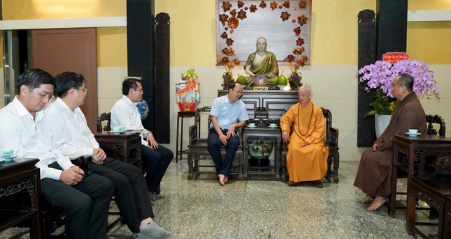 Quang cảnh buổi thăm của phái đoàn lãnh đạo tỉnh Cà Mau tại chùa Huê Nghiêm