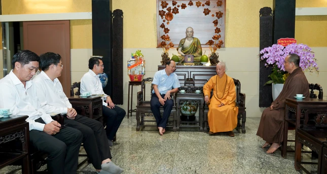 Quang cảnh buổi thăm của phái đoàn lãnh đạo tỉnh Cà Mau tại chùa Huê Nghiêm