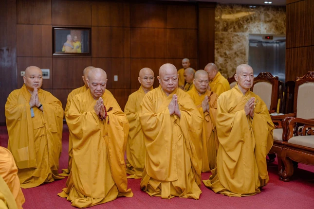 Hòa thượng Thích Lệ Trang và Ban Trị sự GHPGVNTP.HCM tác bạch khánh tuế -Ảnh: Đăng Huy