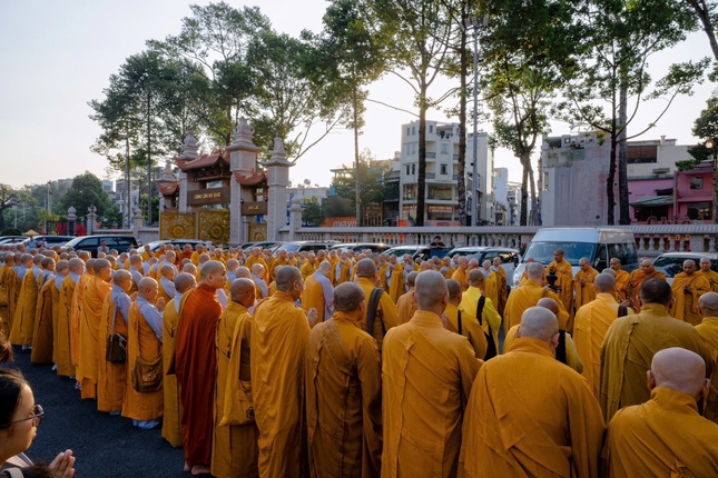 Chư Tăng Ni tham dự đảnh lễ tháp Đa Bảo sáng 14 tháng Chạp năm Ất Tỵ - Ảnh: Đăng Huy
